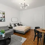 Double King bed home,Netflix, Highspeed Wifi